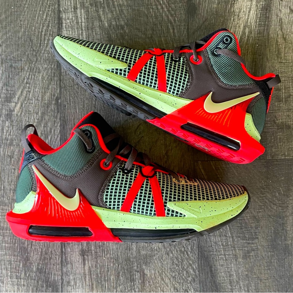 Nike LeBron Witness 7 Bright Crimson Alligator Sz Men 13